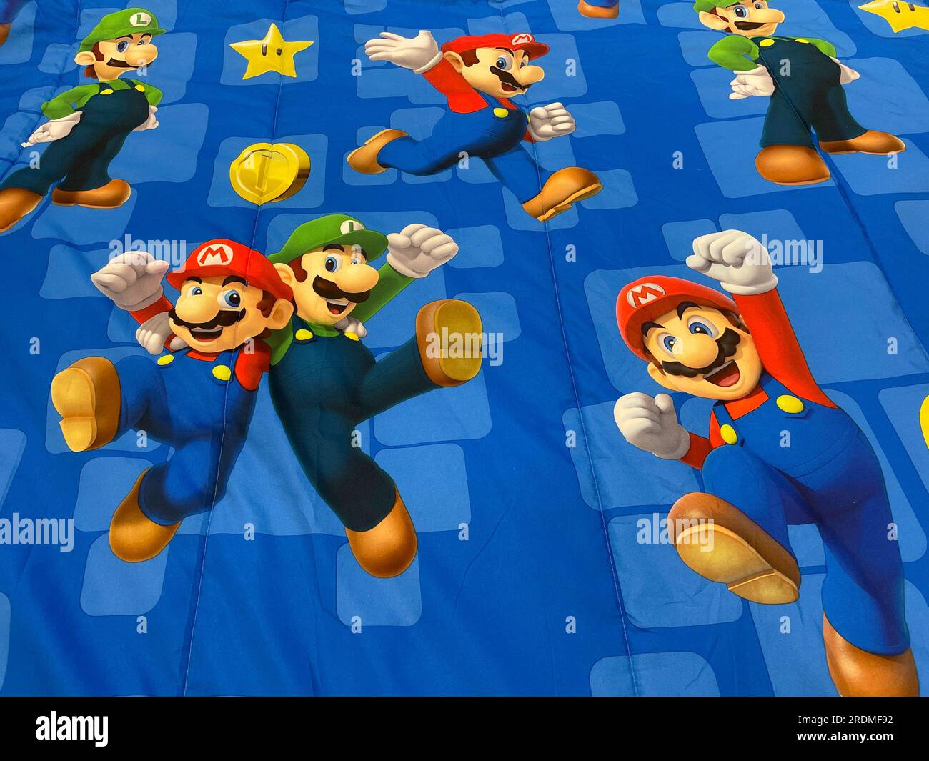 Nahaufnahme der Bettlaken der Super-Mario-Brüder, Kinderabteilung, Macy's Flagship-Kaufhaus, 2023, New York City, USA Stockfoto