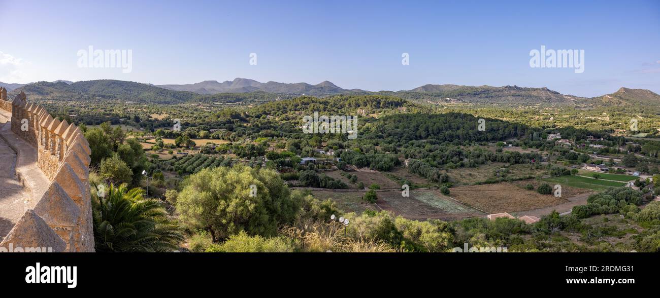 Blick von der Wallfahrtskirche Santuari de Sant Salvador auf die Umgebung der Stadt Arta auf der Insel Mallorca, Spanien, Mediterr Stockfoto