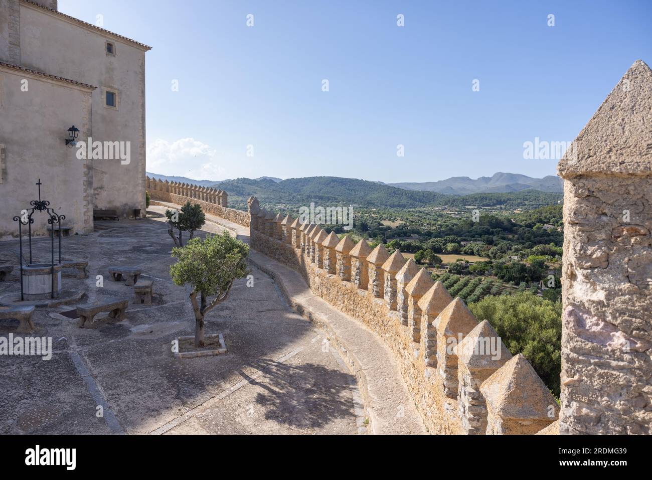 Blick von der Wallfahrtskirche Santuari de Sant Salvador auf die Umgebung der Stadt Arta auf der Insel Mallorca, Spanien, Mediterr Stockfoto