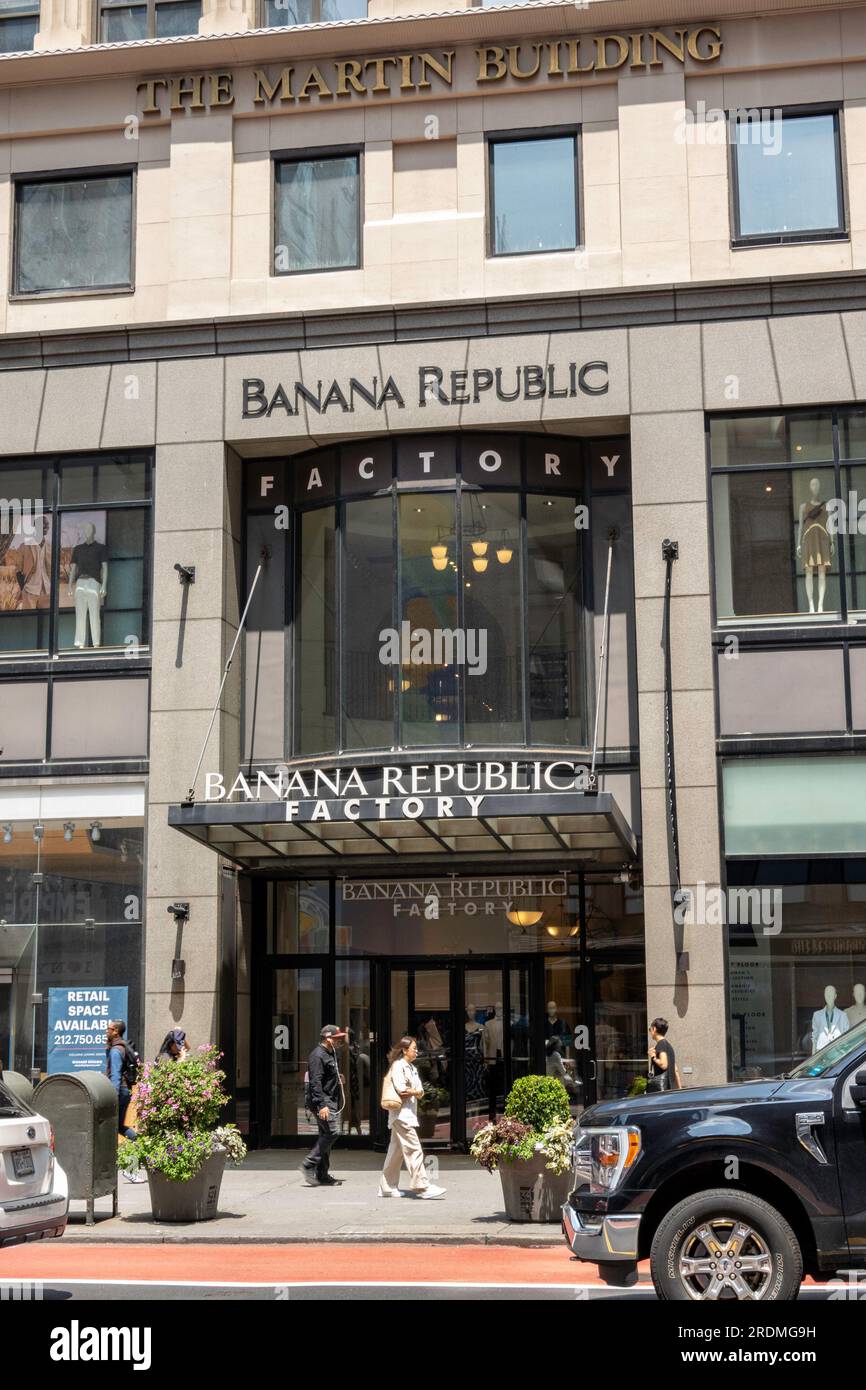Das Fabrikgeschäft Banana republic befindet sich im martin-Gebäude in W. 34. St., 2023, NYC, USA Stockfoto
