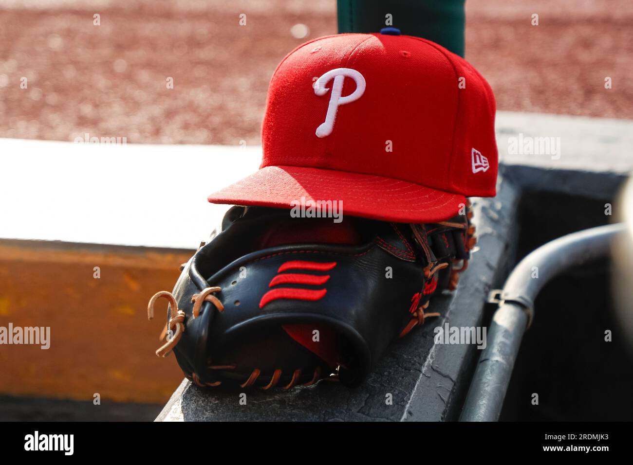 Detailansicht einer Phillies-Mütze während eines regulären MLB-Saisonspiels zwischen Philadelphia Phillies und Cleveland Guardians, Freitag, 21. Juli 2023 in Cle Stockfoto