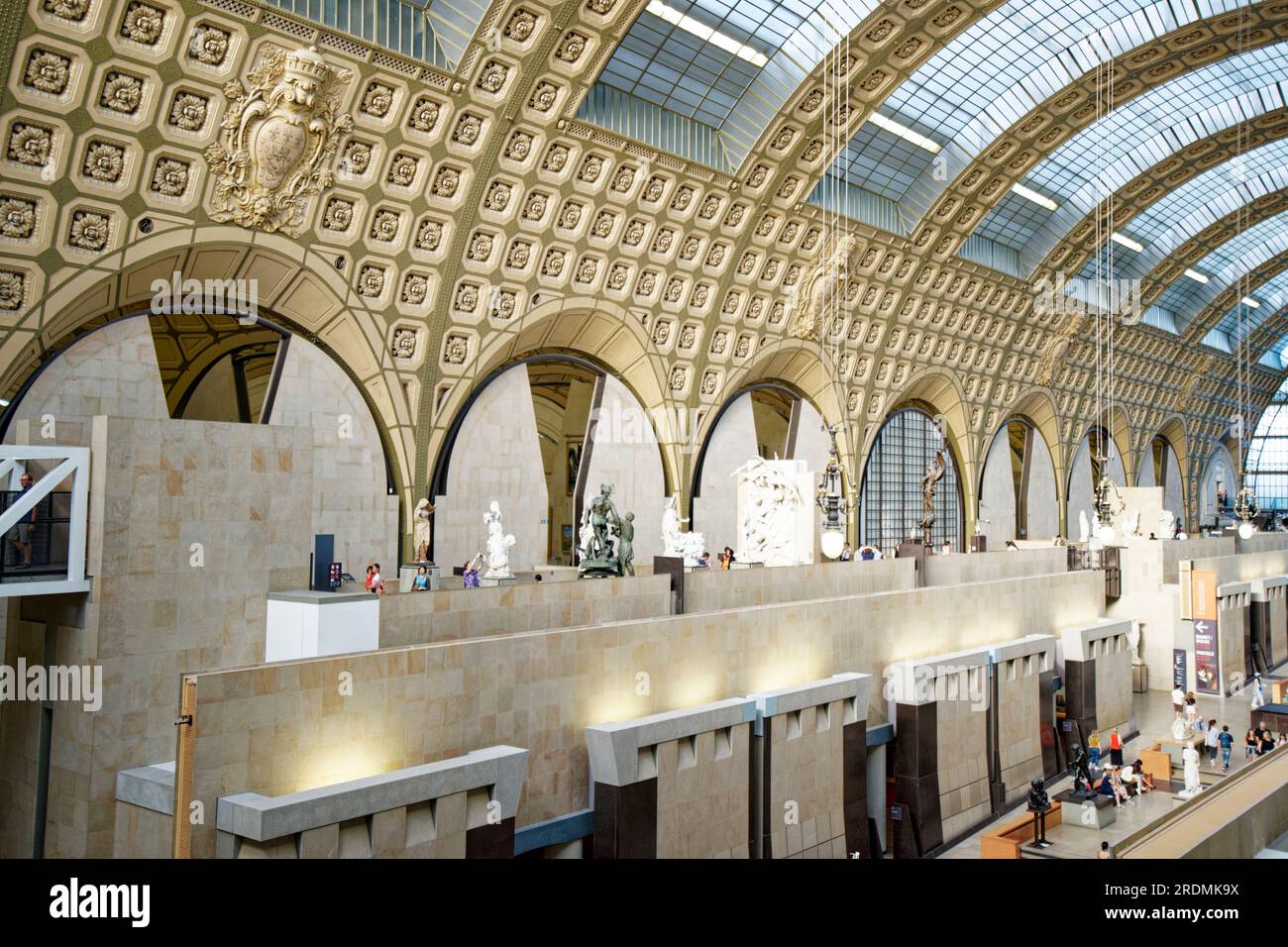 Frankreich, Paris, 5. JULI 2023 kunstvoll verzierte Täfelung und Gehwege in den Musees d'Orsay Stockfoto