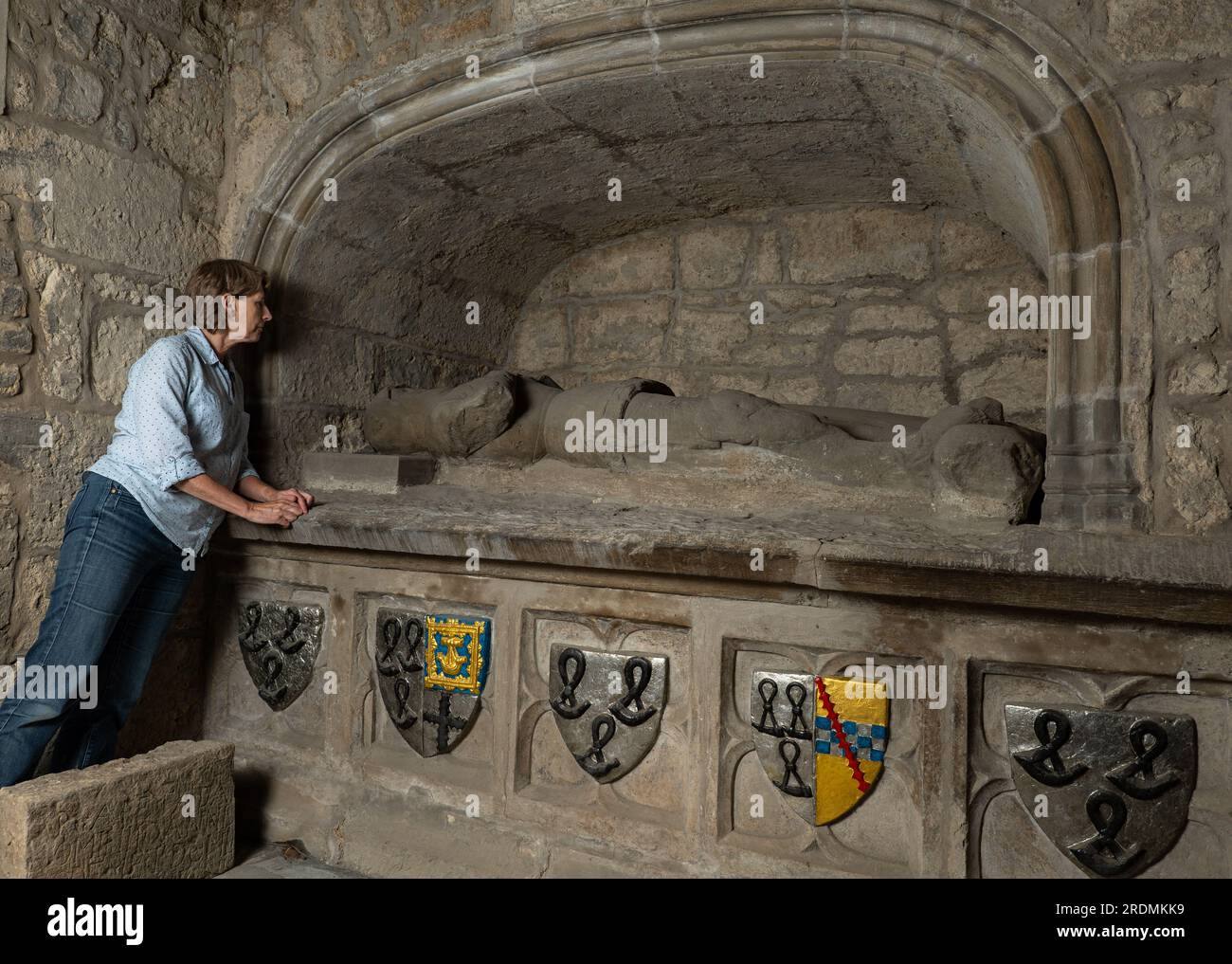 Seniorin, die sich alte Gesteinsfiguren ansieht, Corstorphine Old Parish Church, Edinburgh, Schottland, Großbritannien Stockfoto