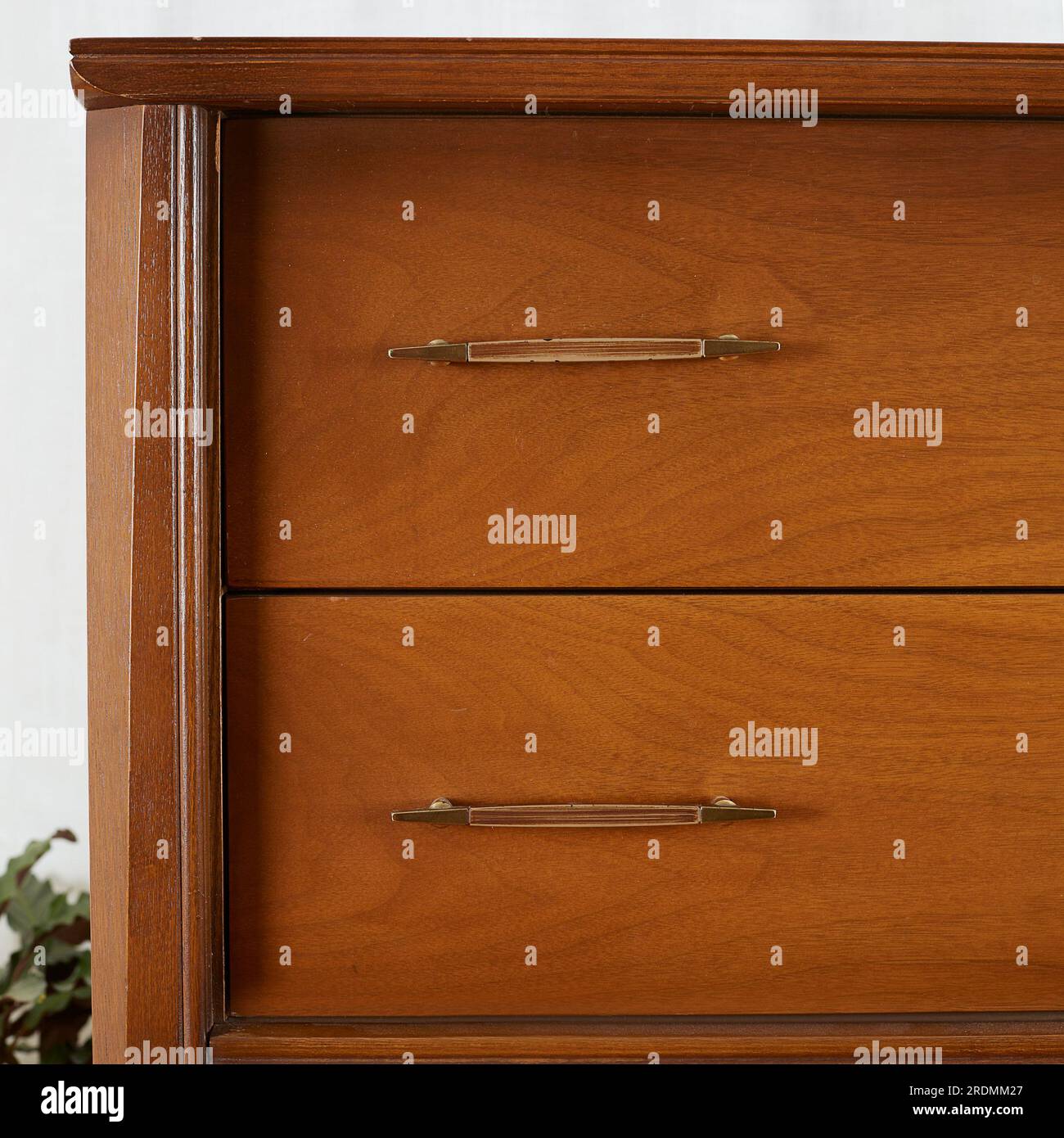 Moderne Dresser aus der Mitte des Jahrhunderts in Walnut. Stilvolle Möbel im Vintage-Stil. Stockfoto