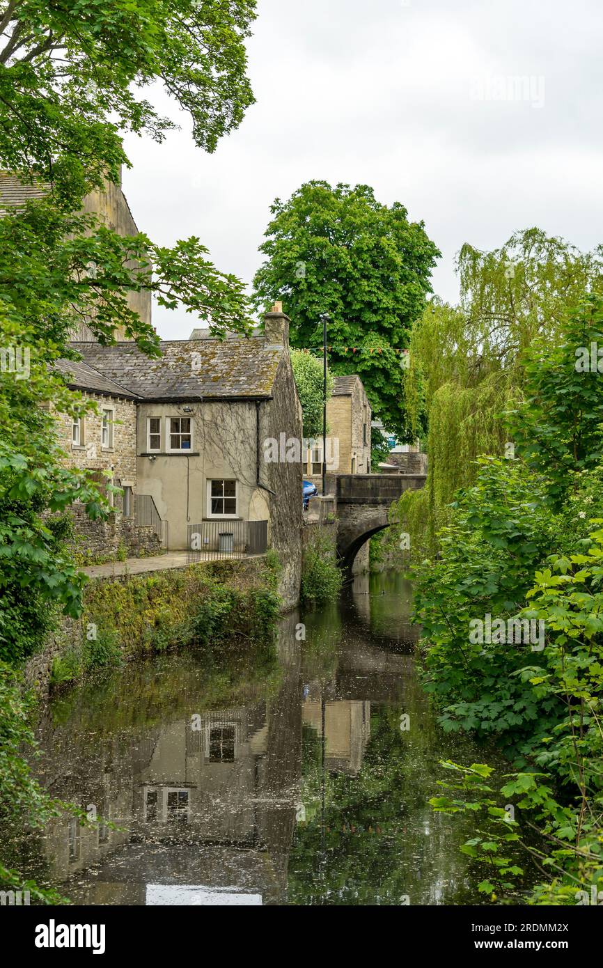 Mill Cottages und Mill Bridge, Springs Branch Canal, Skipton, North Yorkshire, England, UK Stockfoto