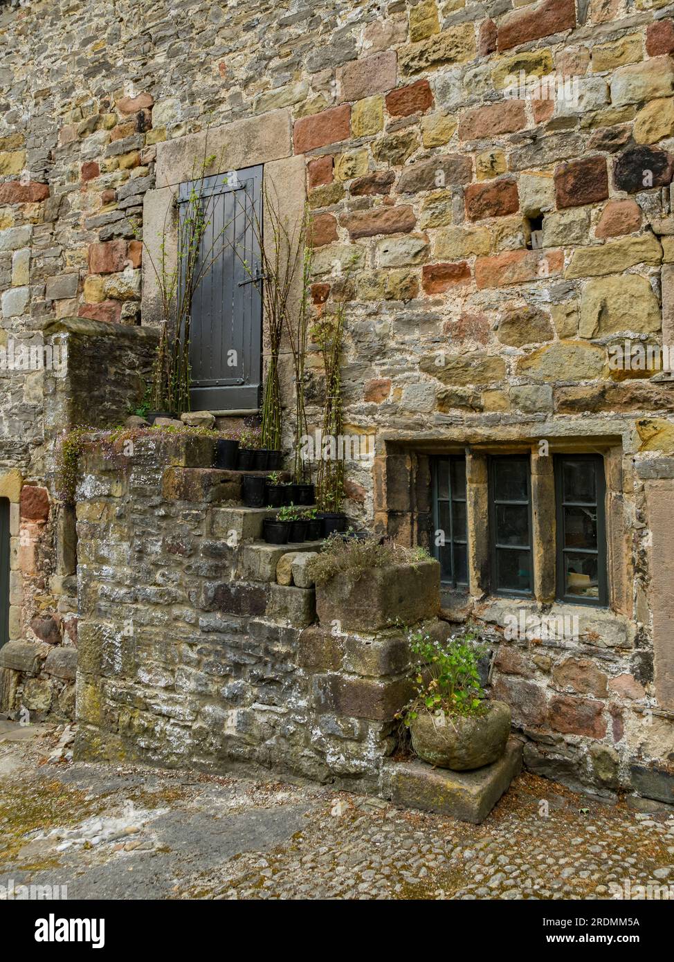 Steintreppen zur Scheunentür Skipton Castle, Skipton, North Yorkshire, England, Großbritannien Stockfoto