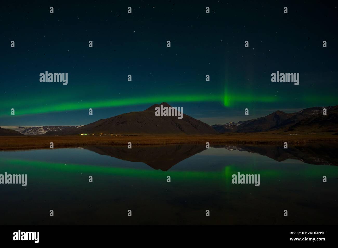 Aurora Borealis oder Nordlichter das erstaunliche Naturwunder am dramatischen Himmel Islands. Nachtlandschaft mit grünem Licht in einer wunderschönen Stockfoto