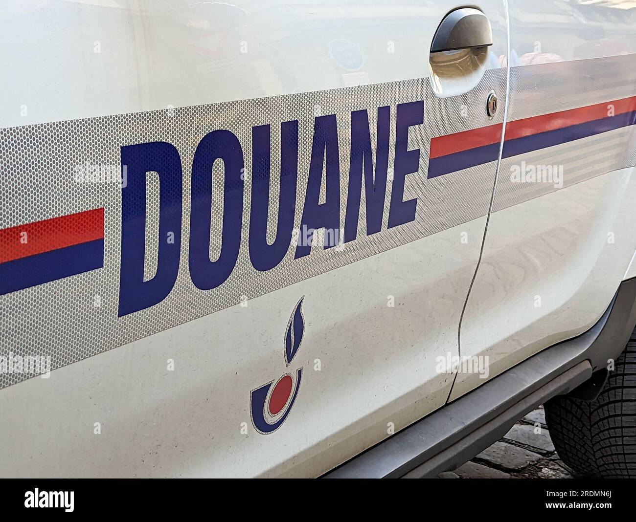 Nahaufnahme einer „Douane“-Markierung in französischer Sprache auf der Seite eines französischen Zollstreifens und Einsatzfahrzeugs Stockfoto
