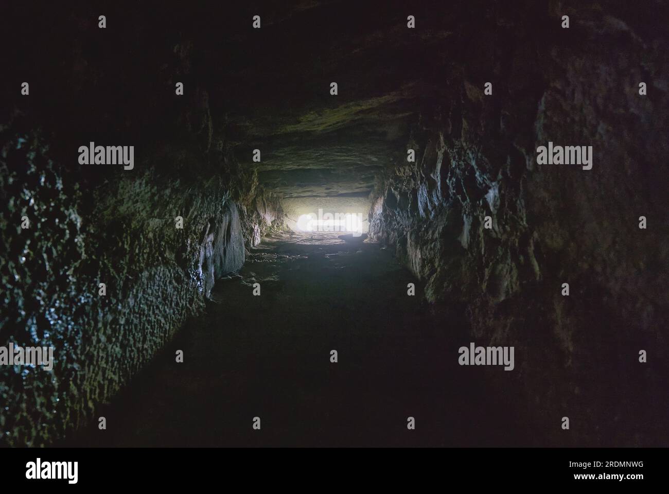 Ein Blick durch einen Pfeil im Carnasserie Castle (auch Carnassarie genannt) ist eine Ruine aus dem 16. Jahrhundert in der Nähe von Kilmartin, Argyll, Schottland Stockfoto