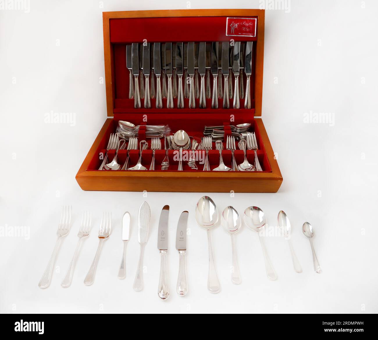 Regalia große Kantine Service silbernes Besteckset traditionelle Holzkiste im Perlenstil Stockfoto