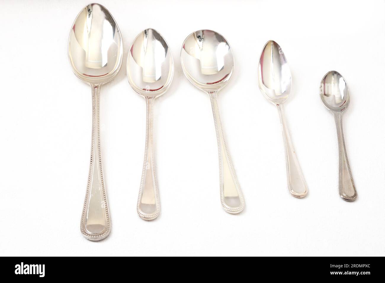 Regalia Set mit Löffeln in verschiedenen Größen aus Canteen Service Silver Besteckset, traditionelle Perlen Stockfoto