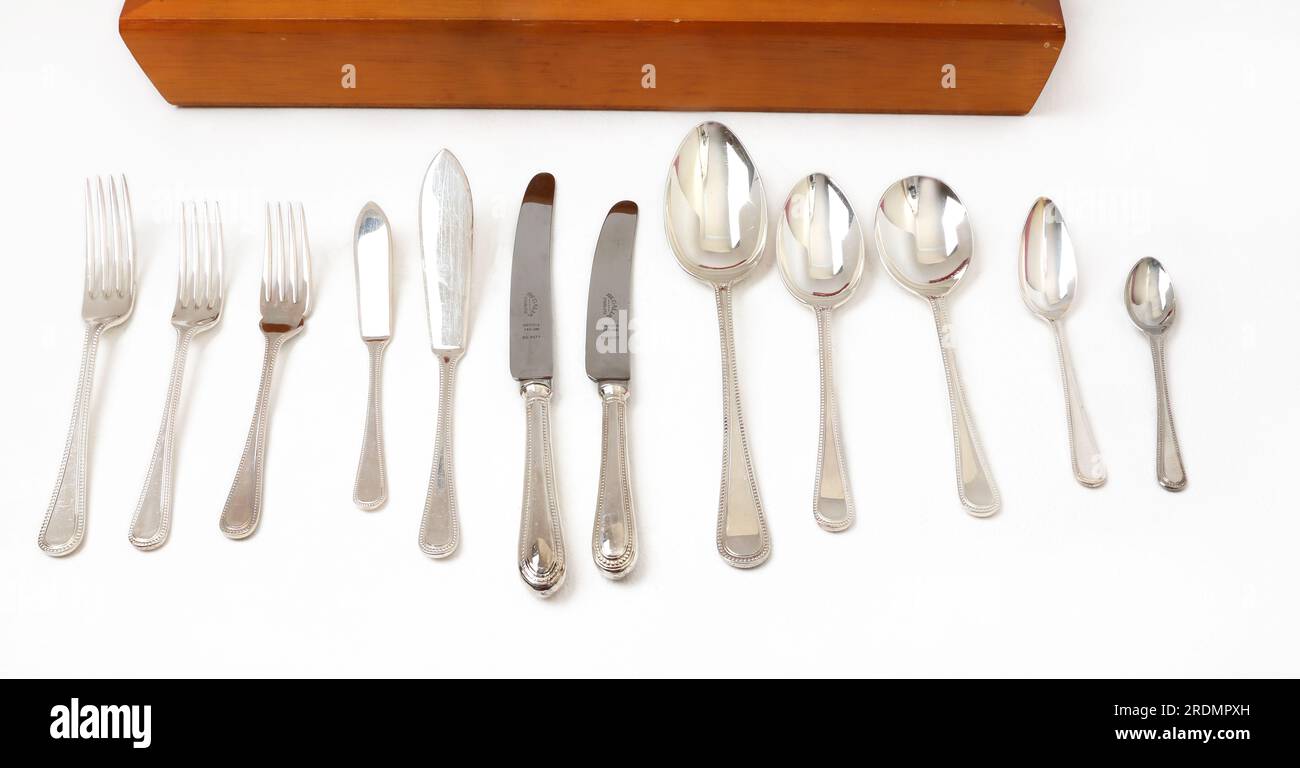 Regalia großes Besteckset in Silber mit Kantinenservice und traditionellen Perlen Stockfoto
