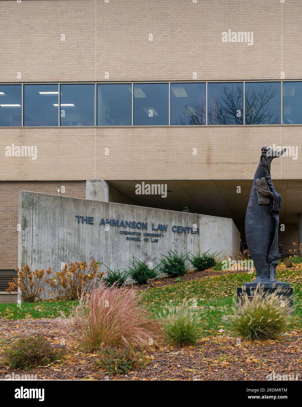 OMAHA, NE, USA - 4. NOVEMBER 2022: Ahmanson Law Center und Moses Statue auf dem Campus der Creighton University. Stockfoto