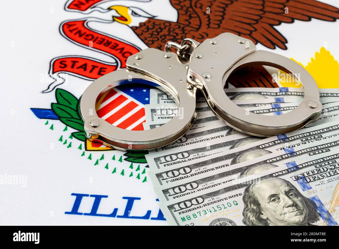 Handschellen mit Bargeld und Illinois Staatsflagge. Reform der Bail, Bail Bond und bargeldloses Bail-Konzept. Stockfoto