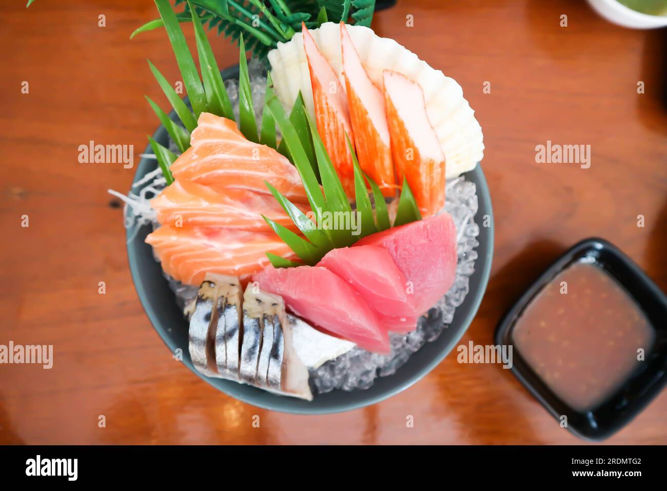 Sashimi oder roher Lachs , Akami und roher Thunfisch oder rohe Makrele und Kanikama zum Servieren Stockfoto