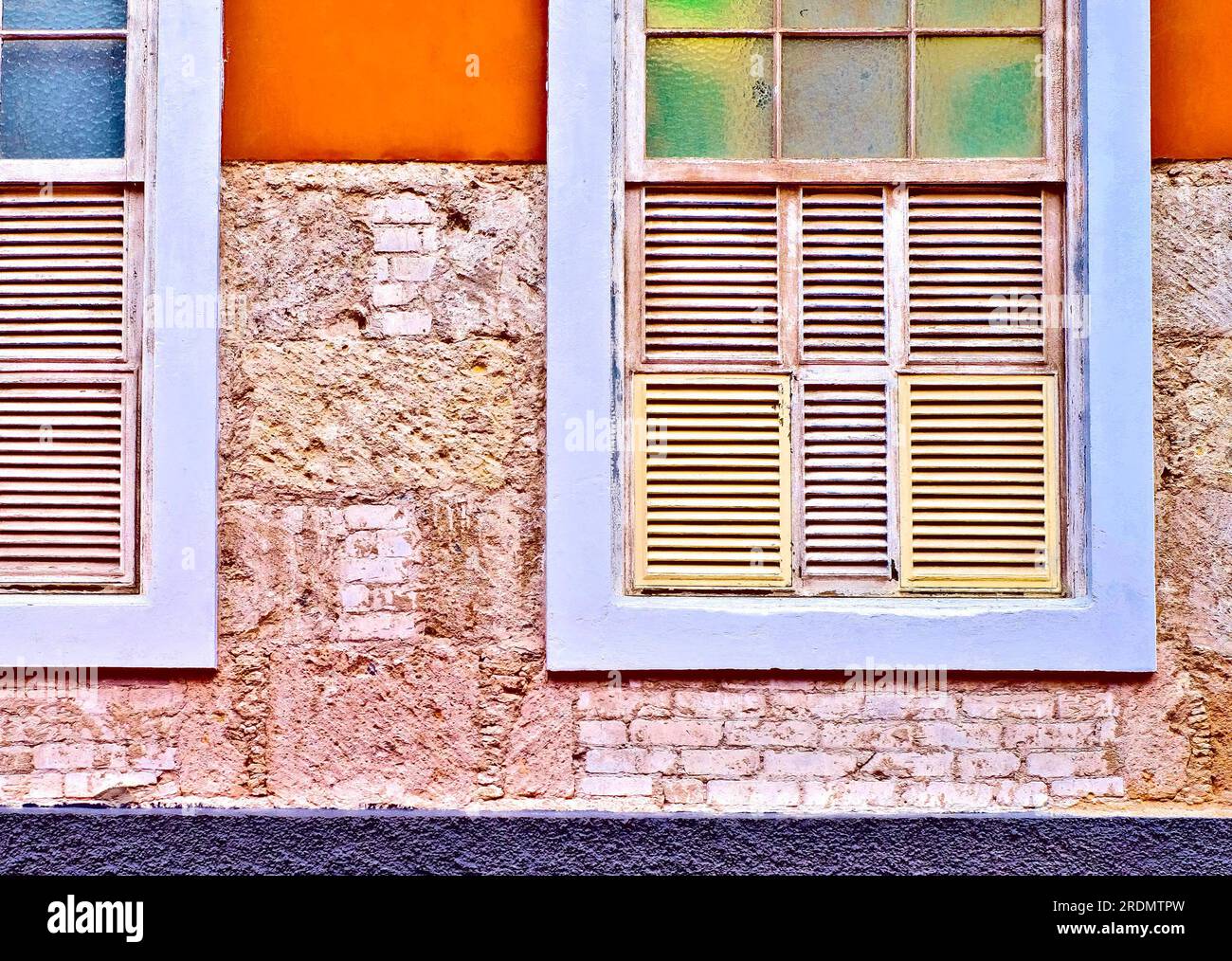 Zwei klassische Fenster in einer farbenfrohen Villa während eines kompletten Renovierungsprojekts. Stockfoto