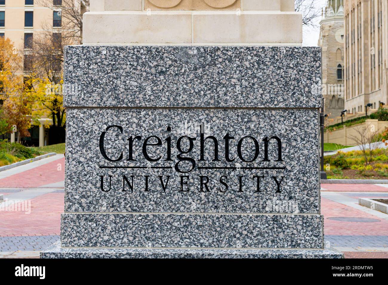 OMAHA, NE, USA - 4. NOVEMBER 2022: Granitmauereingang auf dem Campus der Creighton University. Stockfoto