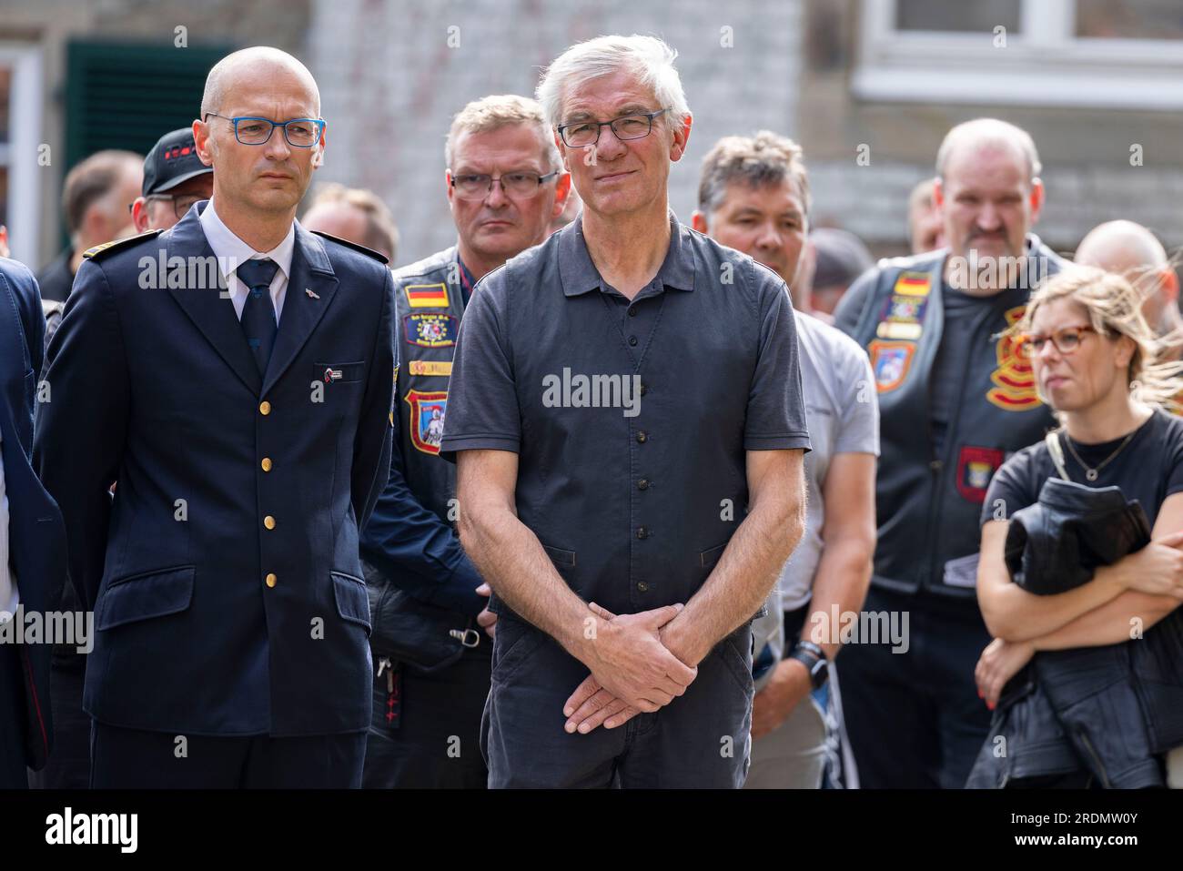 Ratingen, Deutschland. 22. Juli 2023. Rene Schubert (l-r), Leiterin der Feuerwehr Ratingen, und Klaus Pesch, Bürgermeister, stehen nach der Motorradfahrt für die Opfer des Angriffs in Ratingen im Mai an der Gedenkfeier, bei der auch mehrere Einsatzkräfte schwer verletzt wurden. Bei einer Explosion wurden 35 Menschen verletzt. Das Motto der Charity-Motorradfahrt lautet „Keine Gewalt gegen Rettungsdienste“. Kredit: Christoph Reichwein/dpa/Alamy Live News Stockfoto