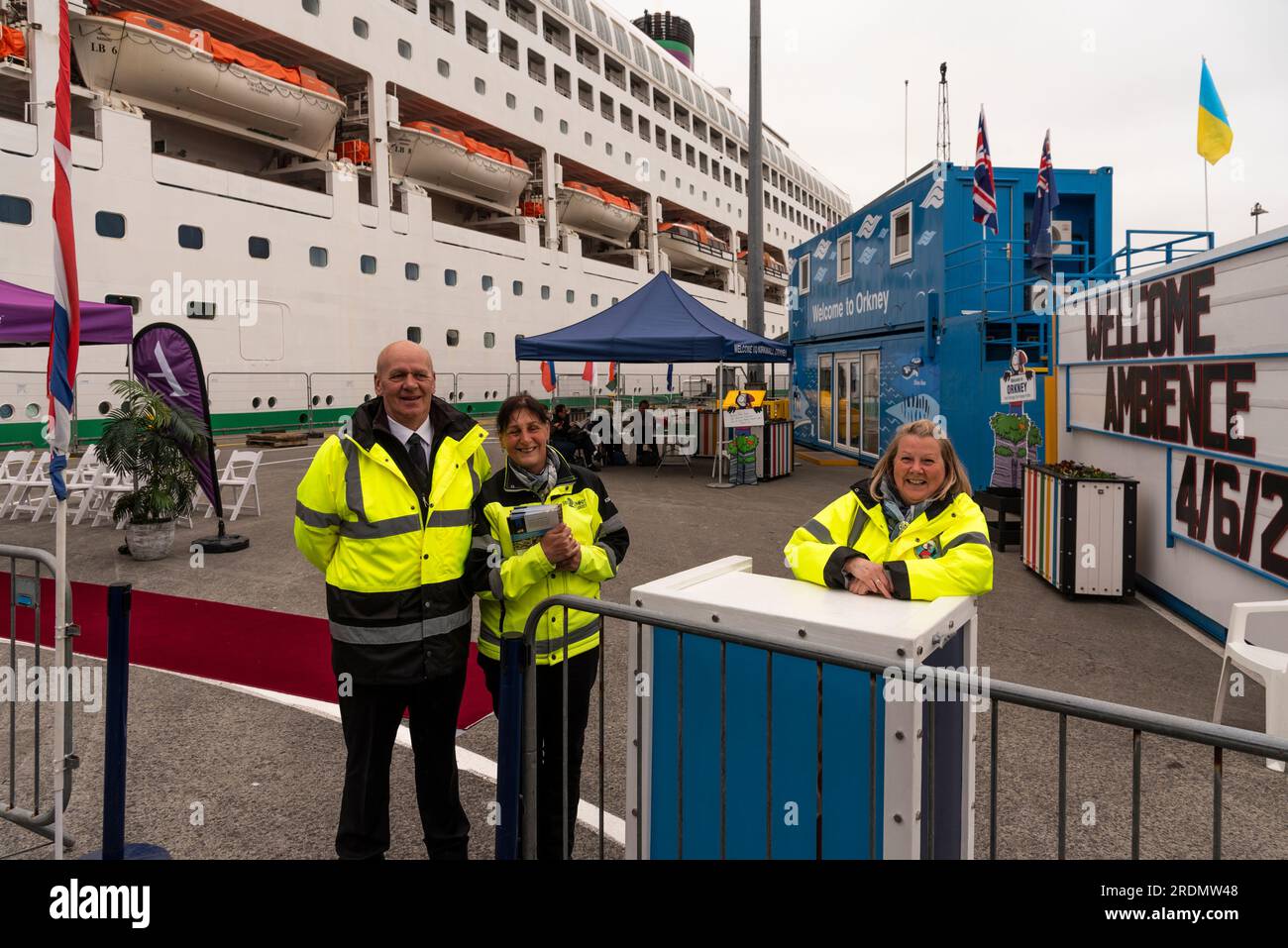 Kirkwall, Orkney, Schottland, Großbritannien. 4. Juni 2023 Mitglieder des Kirkwall-Tourismusteams sind bereit, Kreuzfahrtpassagiere am Hafen in zu treffen und zu begrüßen Stockfoto