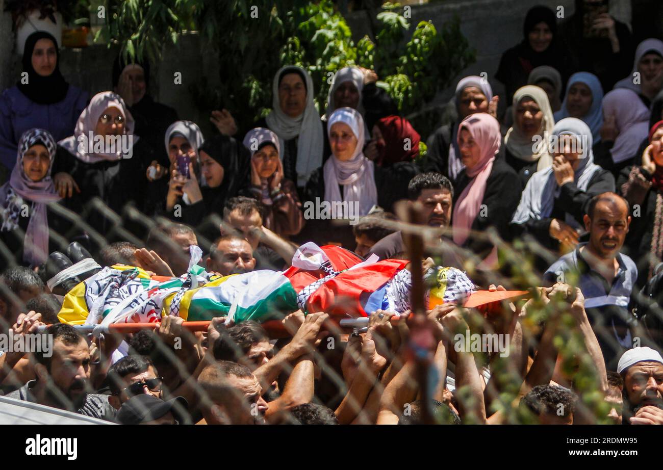 Nablus, Palästina. 22. Juli 2023. (ANMERKUNG DER HERAUSGEBERIN: Bild zeigt den Tod)Frauen verabschieden sich von der Leiche eines 18-jährigen palästinensischen Teenagers, Fawzi Mokhalafa, der während seiner Beerdigung im Dorf Sebastia, westlich von Nablus, im besetzten Westjordanland von israelischen Soldaten erschossen wurde, während die Soldaten auf Patrouille waren. Augenzeugen sagten, israelische Soldaten eröffneten das Feuer auf ein Auto der palästinensischen Fawzi, die auf dem Weg waren, um sich auf dem Antiquitätenplatz in der Nähe von Sebastia zu entspannen. Kredit: SOPA Images Limited/Alamy Live News Stockfoto