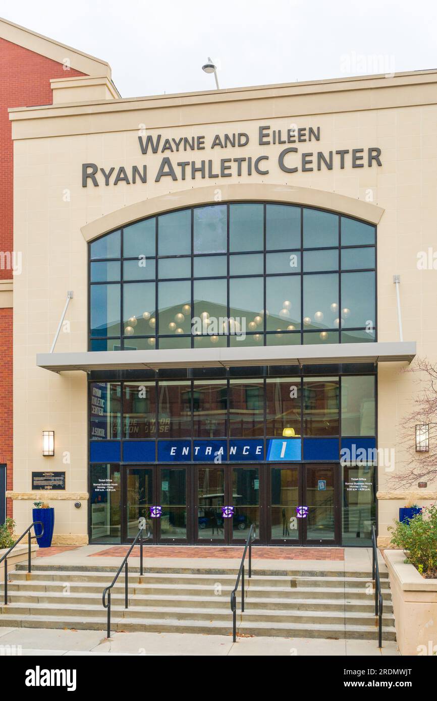 OMAHA, NE, USA - 4. NOVEMBER 2022: Wayne und Eileen Ryan Athletic Center auf dem Campus der Creighton University. Stockfoto