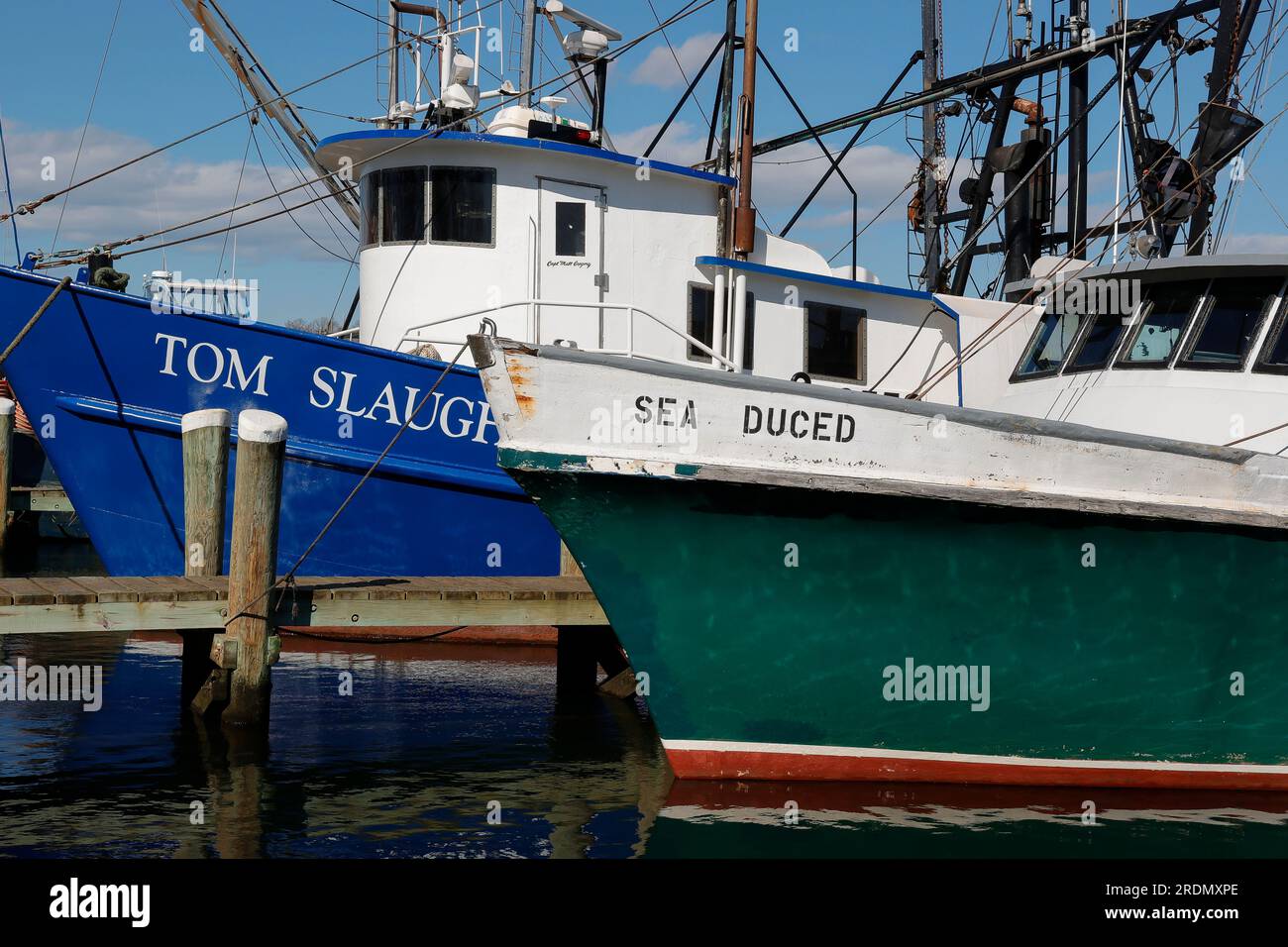 Große Fischerboote säumen die Docks am Hyannis Harbor, Massachusetts. Irgendwann werden sie in den Nantucket Sound gehen, um einen großen Fang zu machen. Stockfoto