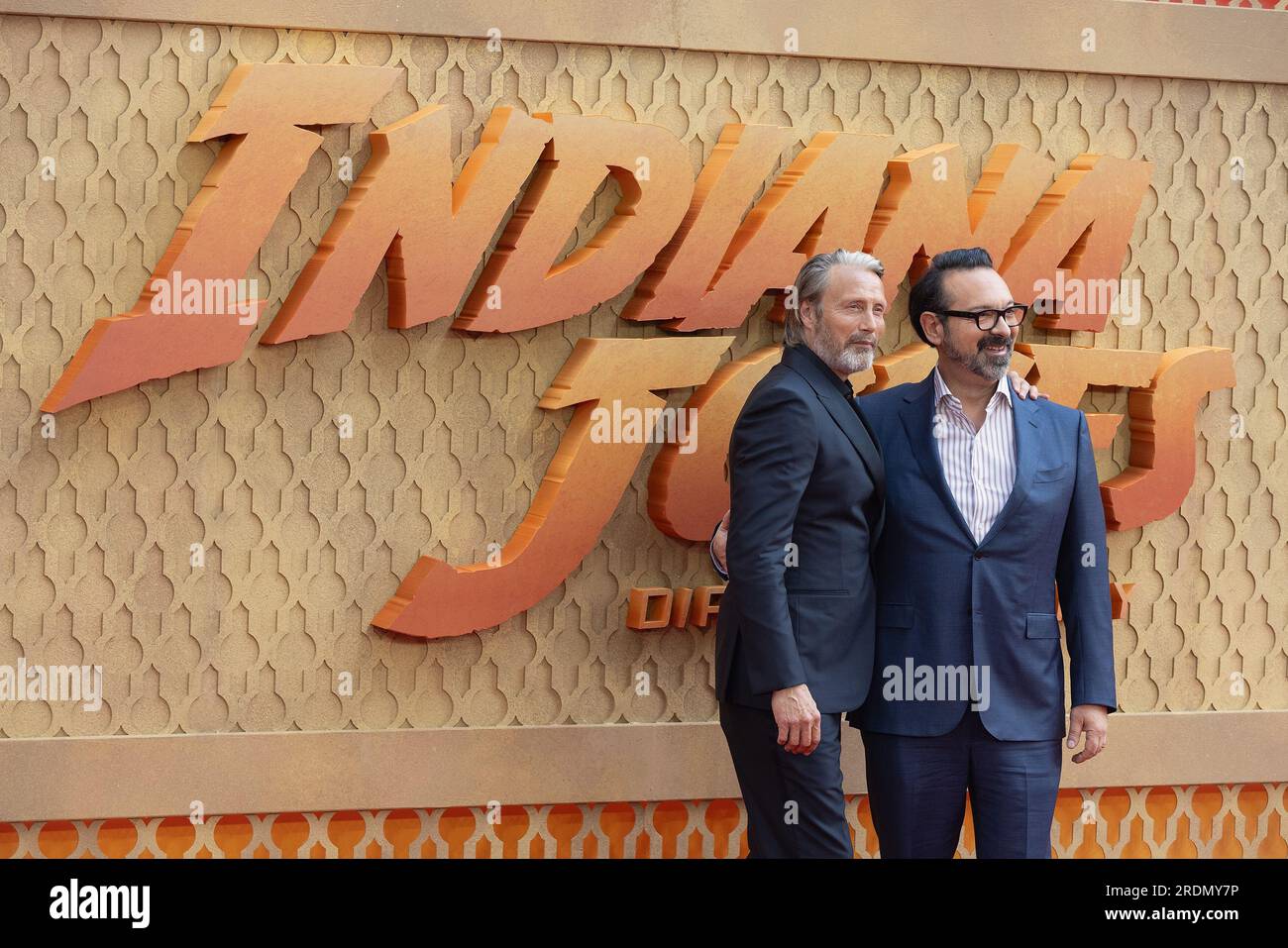 London, Großbritannien. 26. Juni 2023. Mads Mikkelsen und James Mangold nehmen an der „The Indiana Jones and the Dial of Destiny UK Premiere Arrivals“ in Cineworld, Leicester Square in London, England Teil. Kredit: S.A.M./Alamy Live News Stockfoto