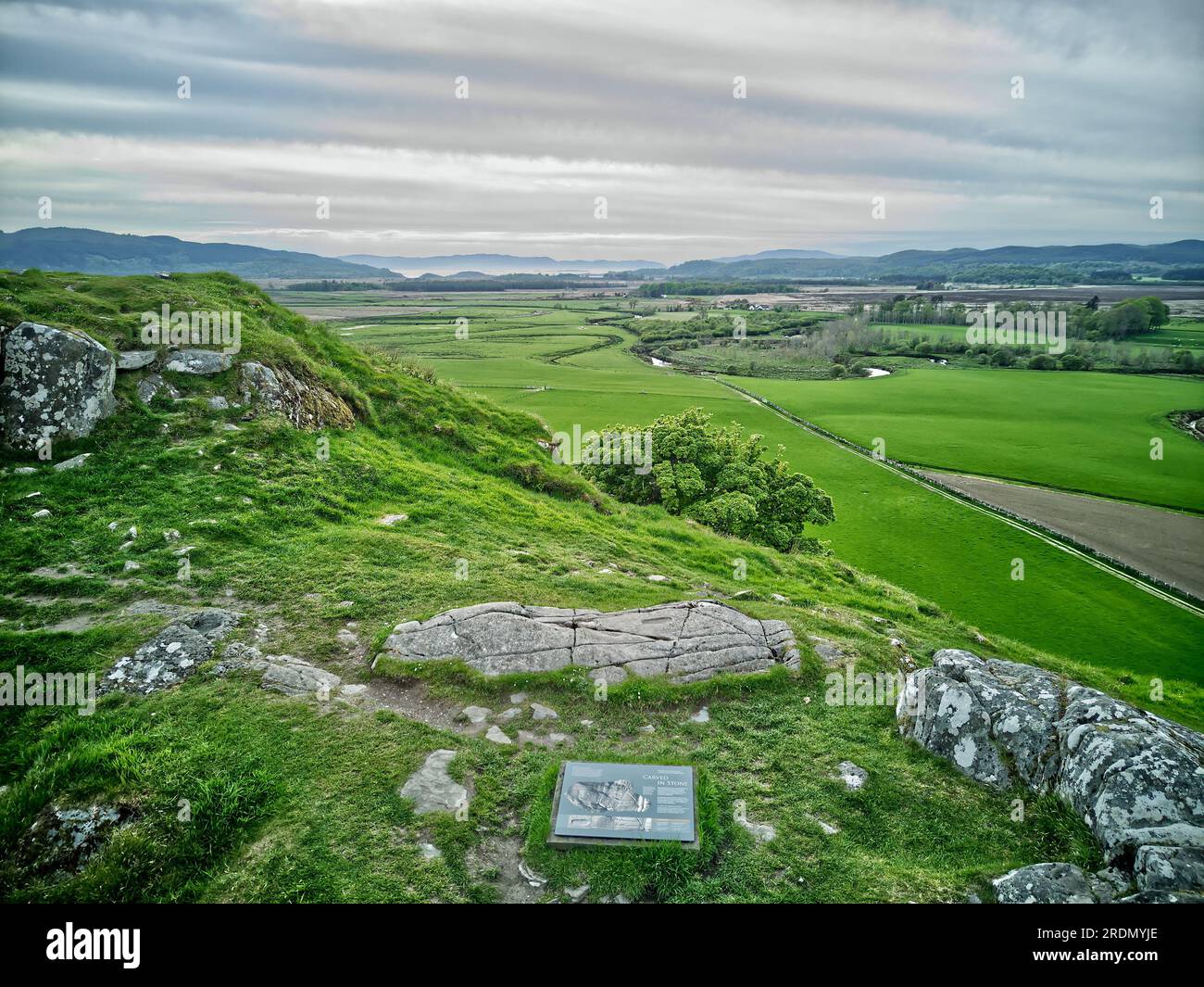 Dunadd Fort, ein Hillfort, das hauptsächlich in der Eisenzeit verwendet wurde, mit Foorprint-Teil des Krönungsprozesses für die Könige von Dal Riata Stockfoto