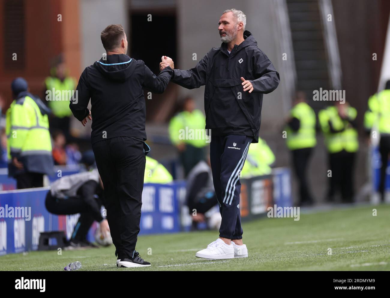 Rangers Manager Michael Beale schüttelt die Hand von Hamburger Sv's Manager Tim Walter nach dem Vorsaison Freundschaftsspiel im Ibrox Stadium in Glasgow. Bilddatum: Samstag, 22. Juli 2023. Stockfoto