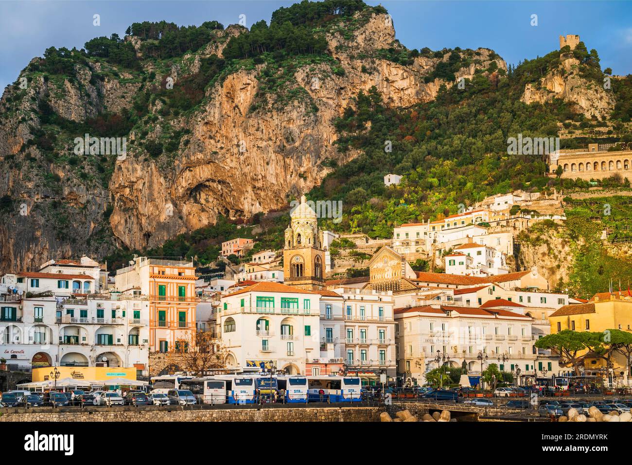 Amalfi, Italien - 26. Dezember 2022: Amalfi Stadt voll mit Tourbussen Stockfoto