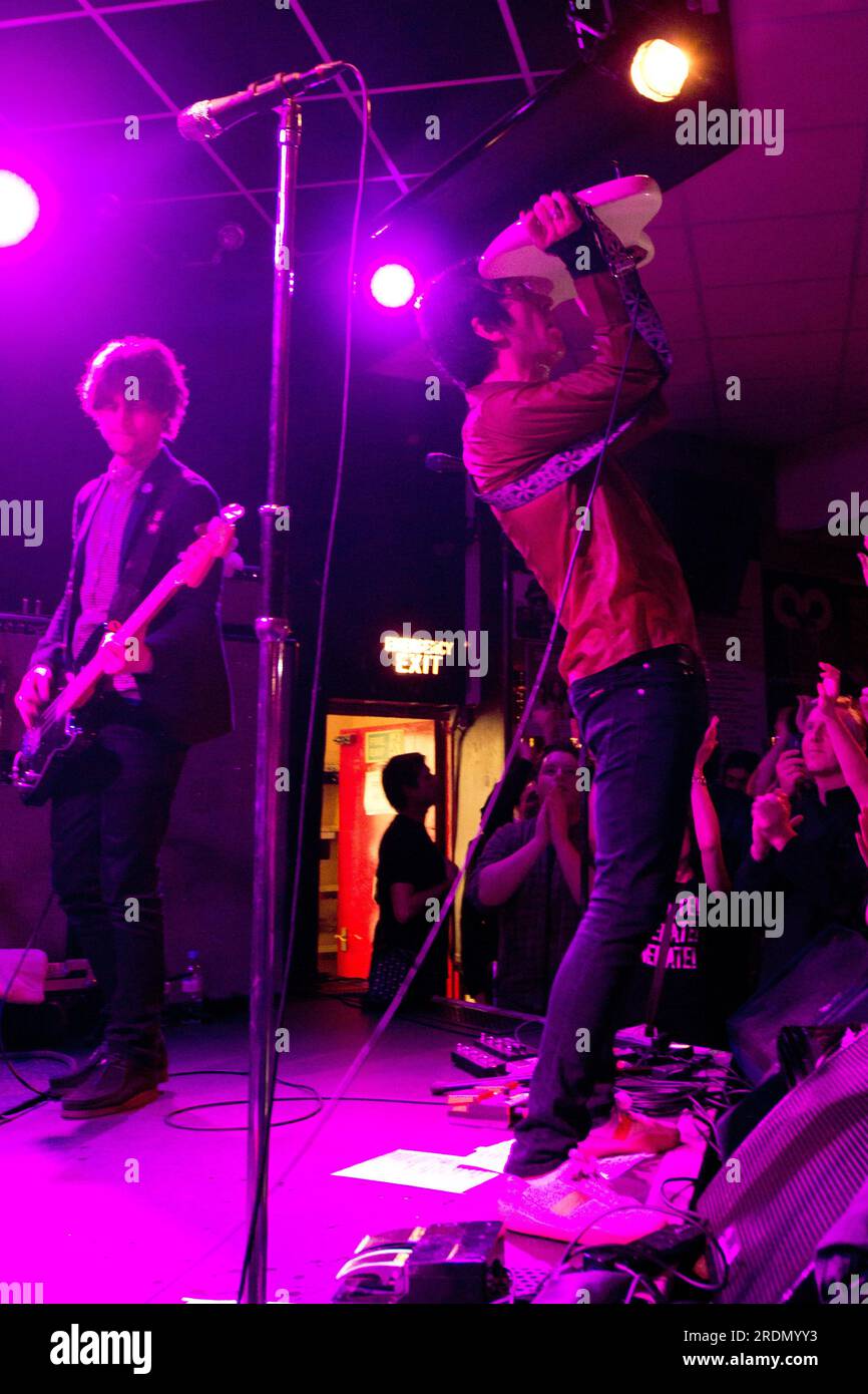 Johnny Marr (ex The Smiths) tritt am 24. März 2014 mit gebrochener Hand im Brudenell Social Club in Leeds auf Stockfoto