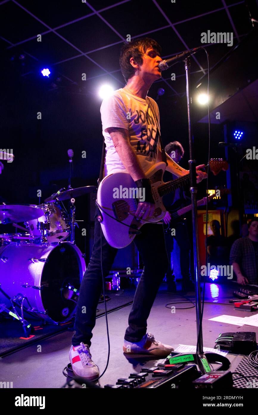 Johnny Marr (ex The Smiths) tritt am 24. März 2014 mit gebrochener Hand im Brudenell Social Club in Leeds auf Stockfoto