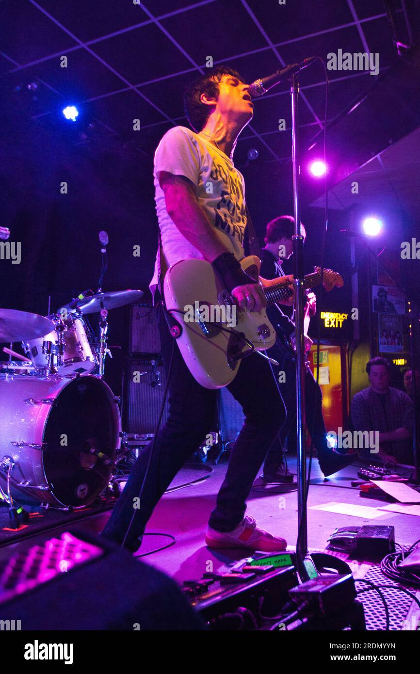 Johnny Marr (ex The Smiths) tritt am 24. März 2014 mit gebrochener Hand im Brudenell Social Club in Leeds auf Stockfoto