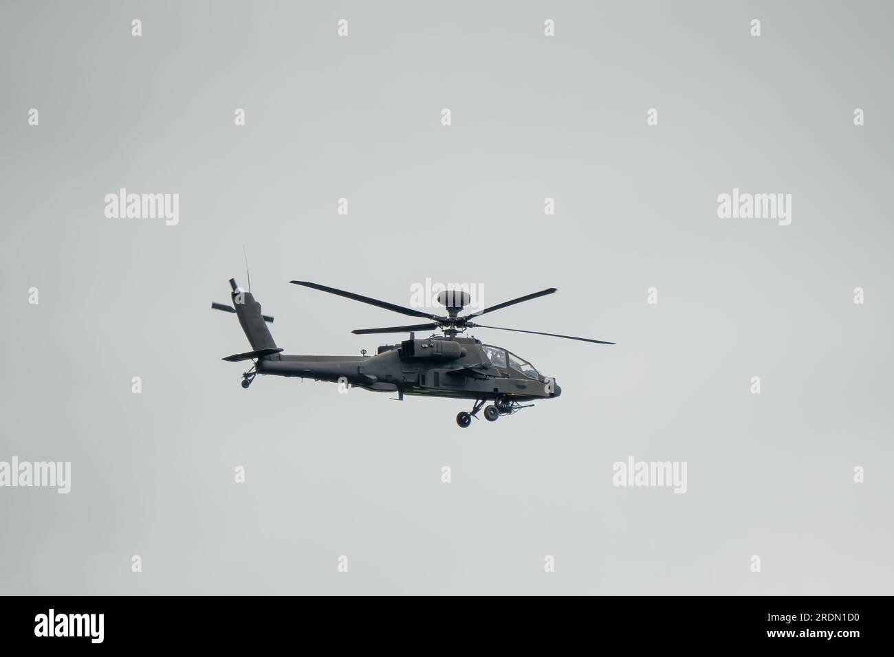 Nahaufnahme des Helikopters AH-64E der britischen Armee Boeing Apache Attack, der militärische Flugübungsmanöver für Piloten durchführt, Wiltshire UK Stockfoto