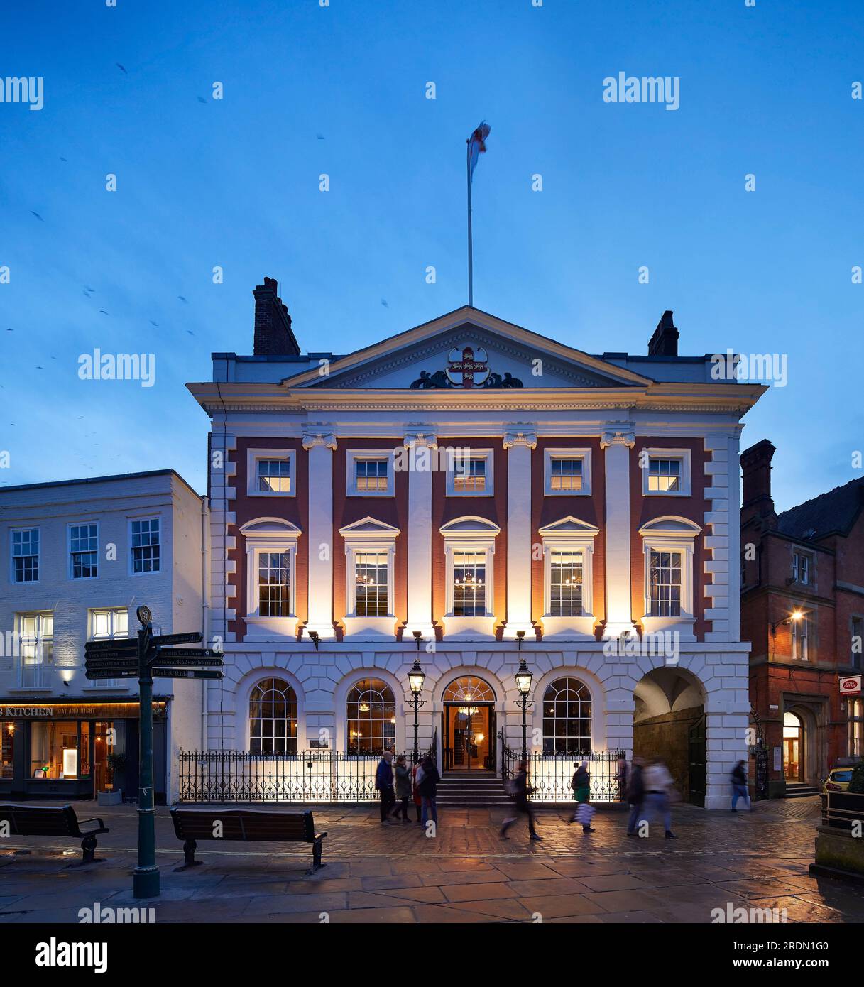Beleuchtetes Gebäude in der Abenddämmerung. York Mansion House, York, Großbritannien. Architekt: De Matos Ryan, 2018. Stockfoto