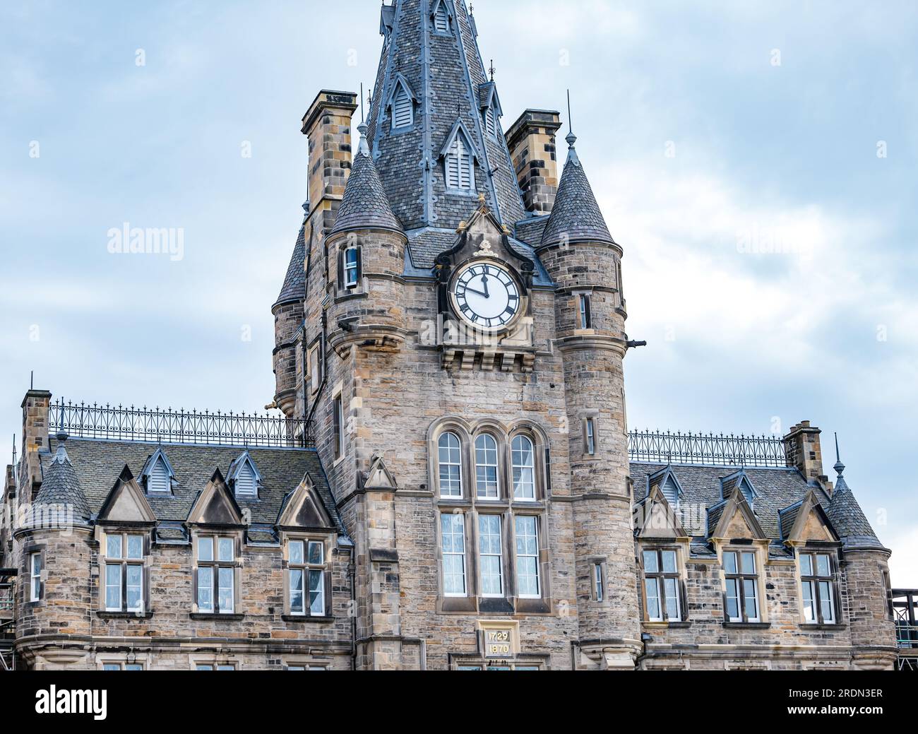 Viktorianischer gotischer Turm und Uhrenturm des ehemaligen Royal Infirmary Gebäudes, jetzt Edinburgh Futures Institute in Quartermile, Schottland, Großbritannien Stockfoto