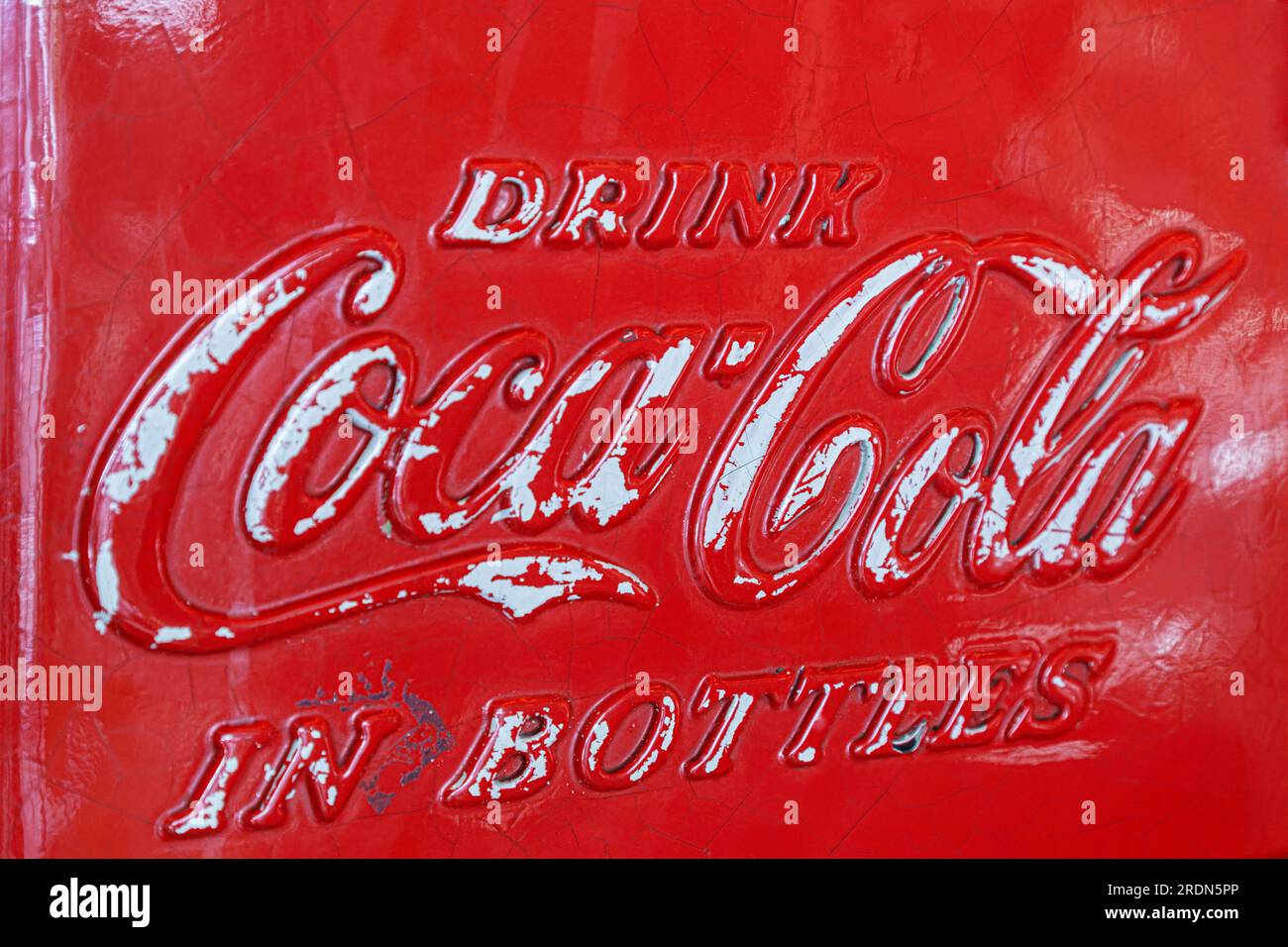 Vintage Metall Coca Cola Verkaufsautomat mit Getränk Coca Cola in Flaschen auf der Außenseite Stockfoto