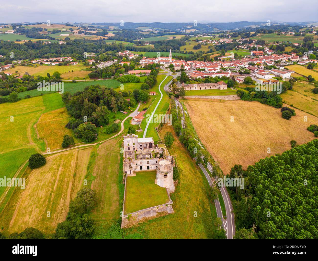 High Angle Drone Point of View im Dorf Bidache, Nouvelle-Aquitaine, Südwestfrankreich am Sommerabend Stockfoto
