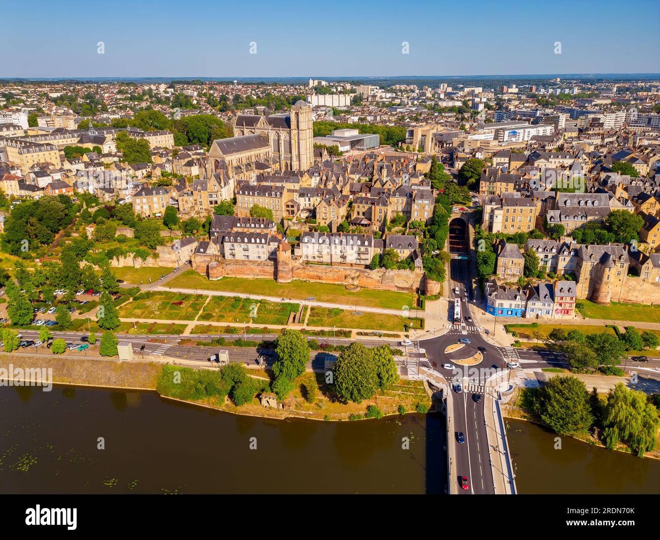 High Angle Drone Point of View auf der Stadt Le Mans, Pays de la Loire, Nordwestfrankreich am Sommertag. Stockfoto