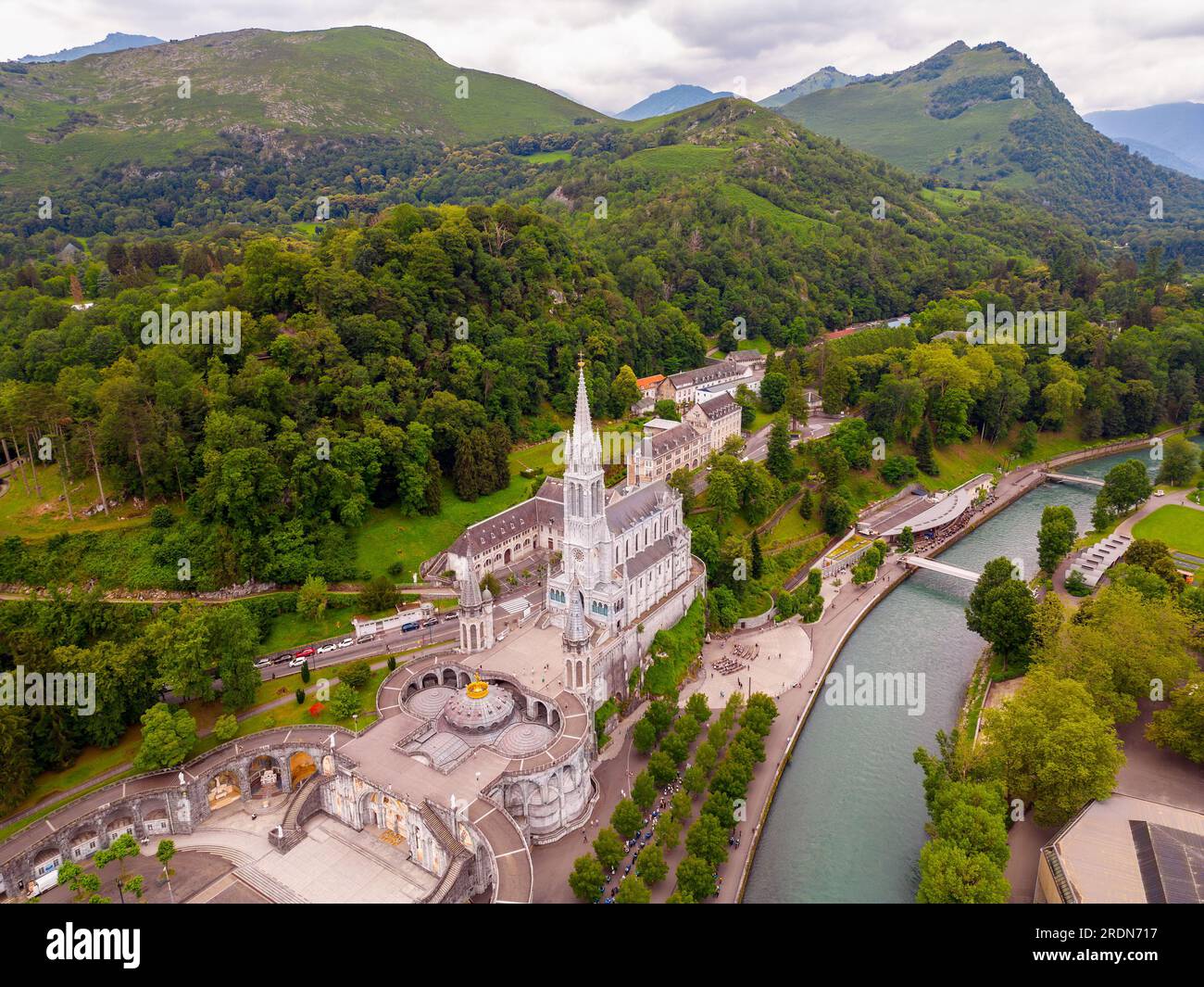 High Angle Drone Point of View auf der Stadt Lourdes, Hautes-Pyrenäen, Südwestfrankreich am Sommertag Stockfoto
