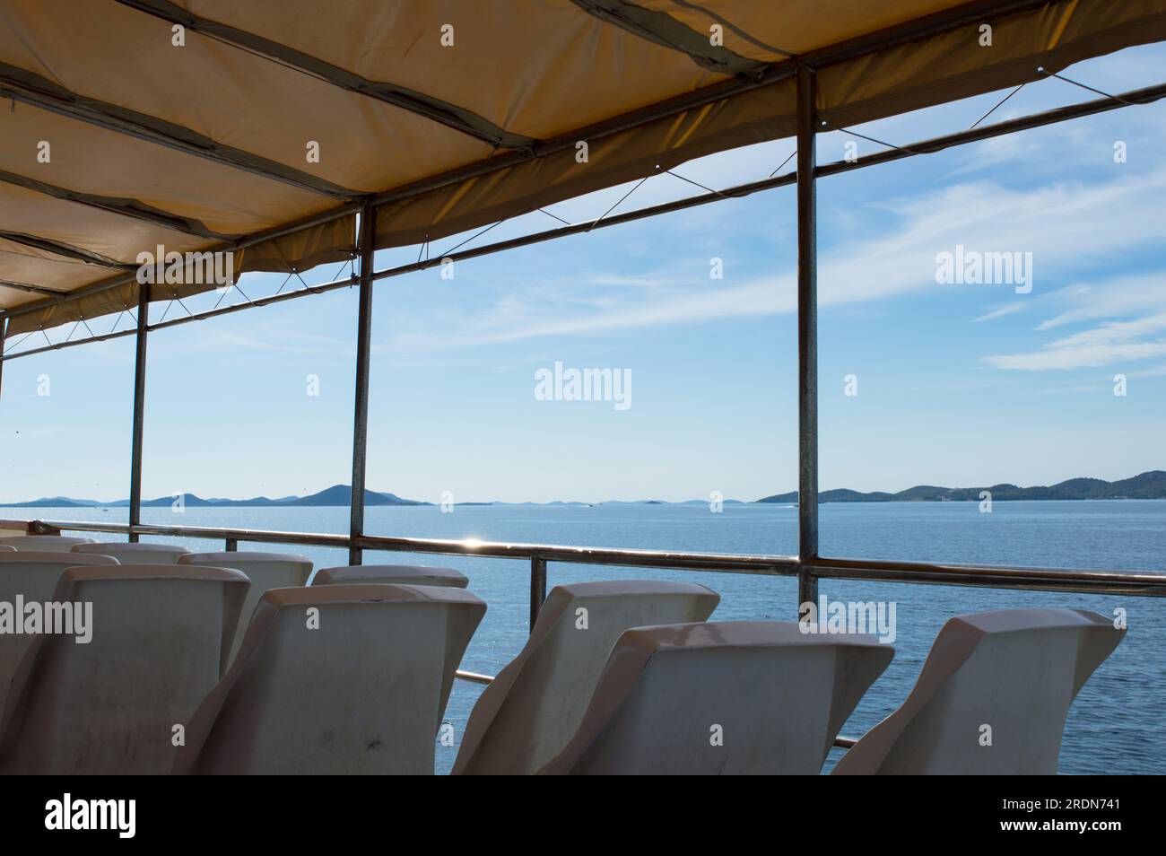 Leere Passagiersitze auf einer Fähre in Dalmatien, Zadar, Adria Stockfoto