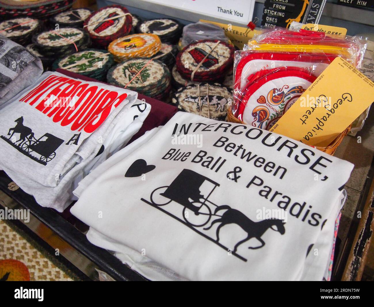 Nahaufnahme von T-Shirts und Souvenirs zum Verkauf auf dem Central Market in Lancaster, Pennsylvania, 5. Juni 2023, © Katharine Andriotis Stockfoto
