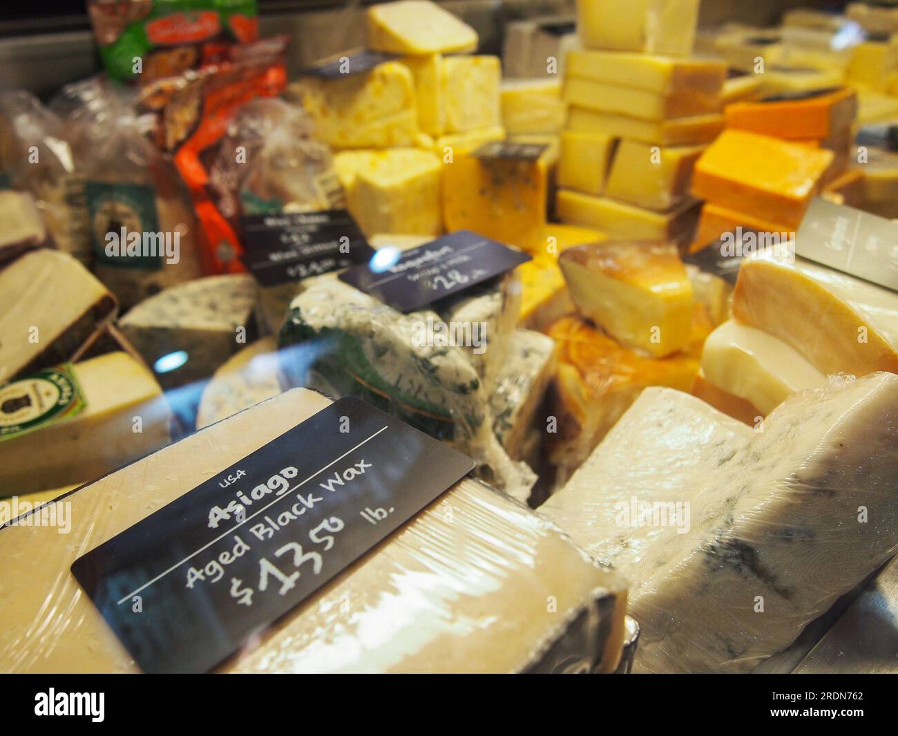 Handgefertigter Käse zum Verkauf auf dem Central Market in Lancaster, Pennsylvania, 5. Juni 2023, © Katharine Andriotis Stockfoto