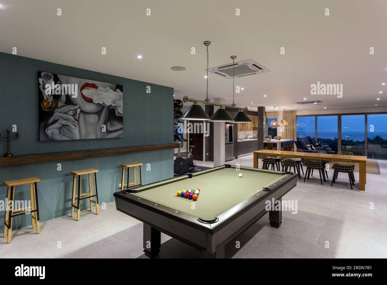 Koh Samui, Thailand - 19. Februar 2020: Ein Wohnraum für Freizeitspiele und ein Fitnessstudio im Untergeschoss einer Luxusvilla. Stockfoto