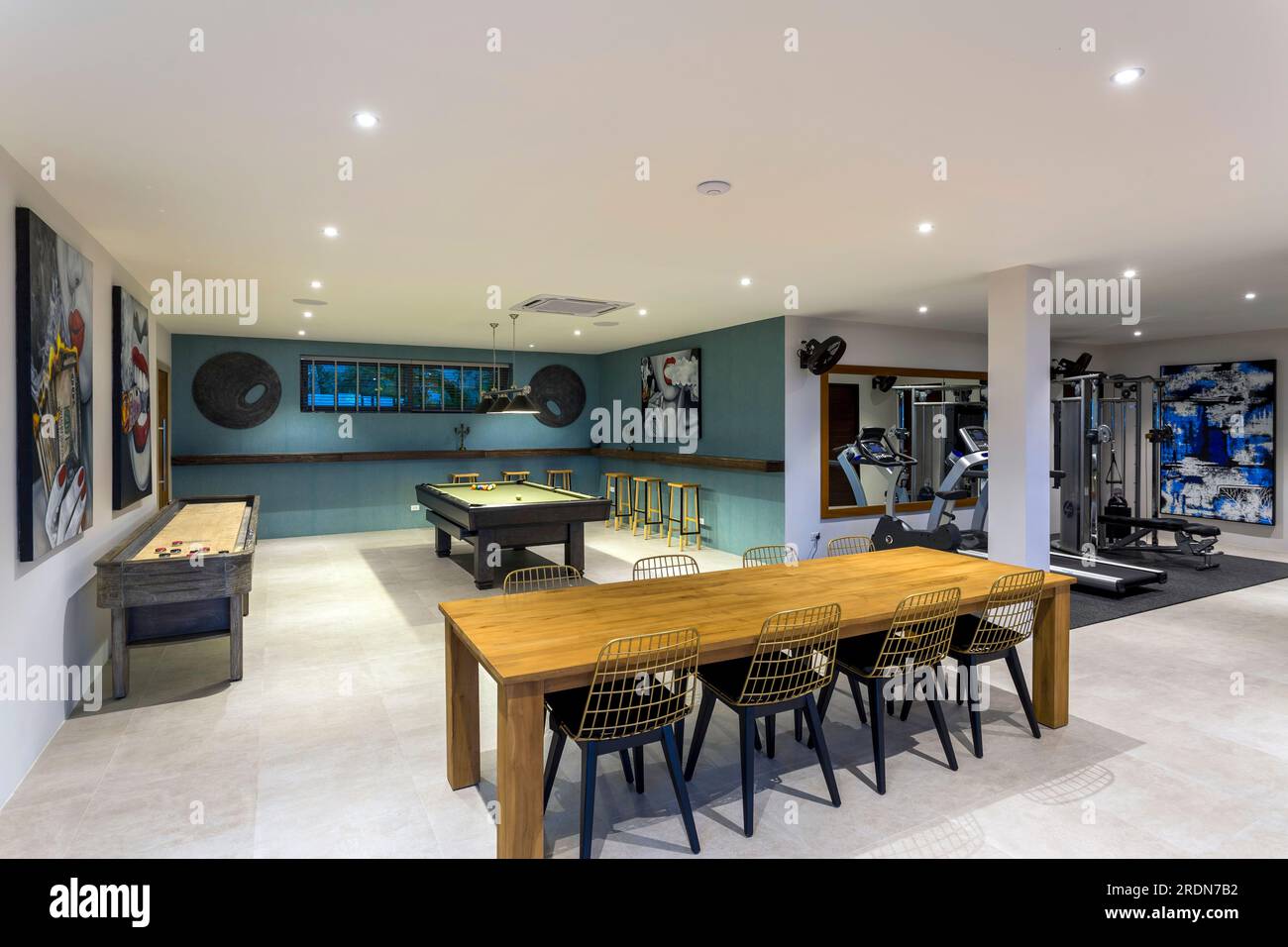 Koh Samui, Thailand - 19. Februar 2020: Ein Wohnraum für Freizeitspiele und ein Fitnessstudio im Untergeschoss einer Luxusvilla. Stockfoto