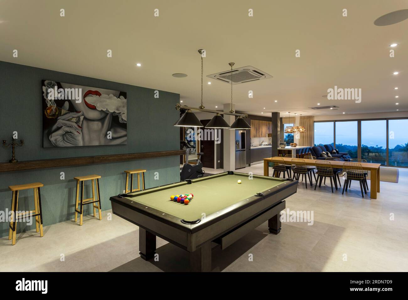 Koh Samui, Thailand - 19. Februar 2020: Ein Wohnraum für Freizeitspiele und ein Fitnessstudio im Untergeschoss einer Luxusvilla. Stockfoto