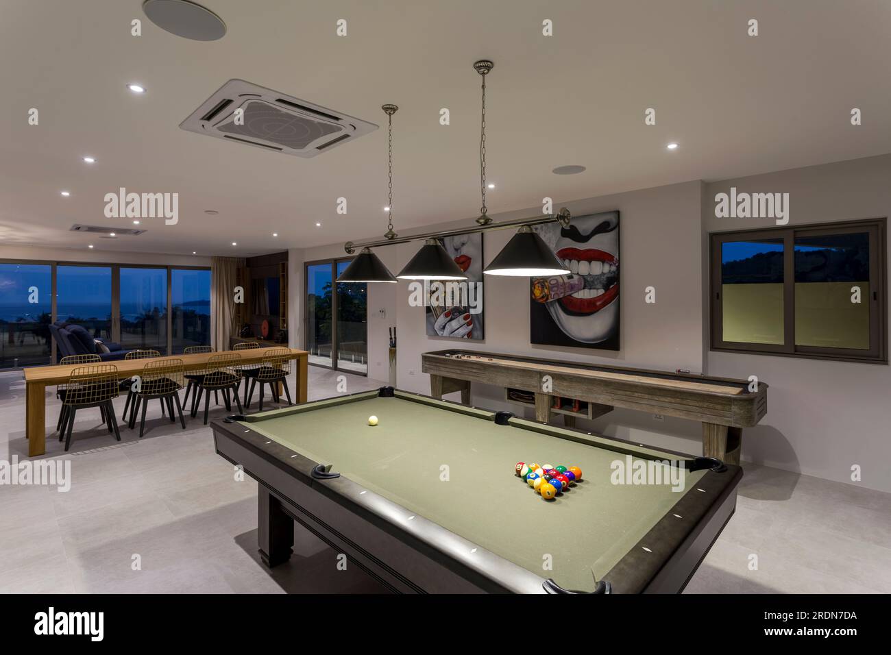 Koh Samui, Thailand - 19. Februar 2020: Ein Wohnraum für Freizeitspiele und ein Fitnessstudio im Untergeschoss einer Luxusvilla. Stockfoto