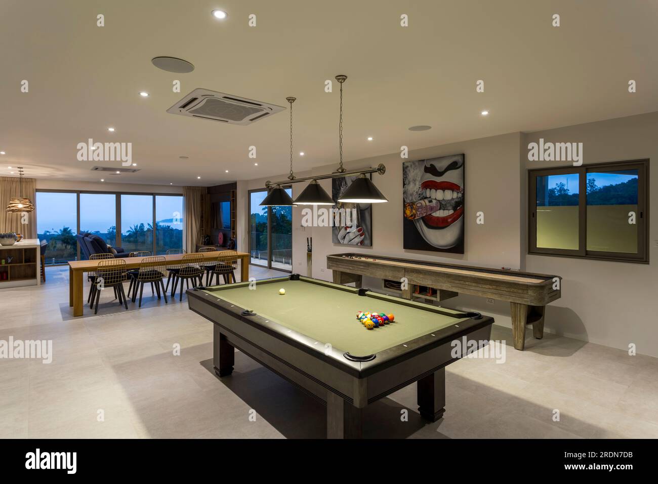 Koh Samui, Thailand - 19. Februar 2020: Ein Wohnraum für Freizeitspiele und ein Fitnessstudio im Untergeschoss einer Luxusvilla. Stockfoto