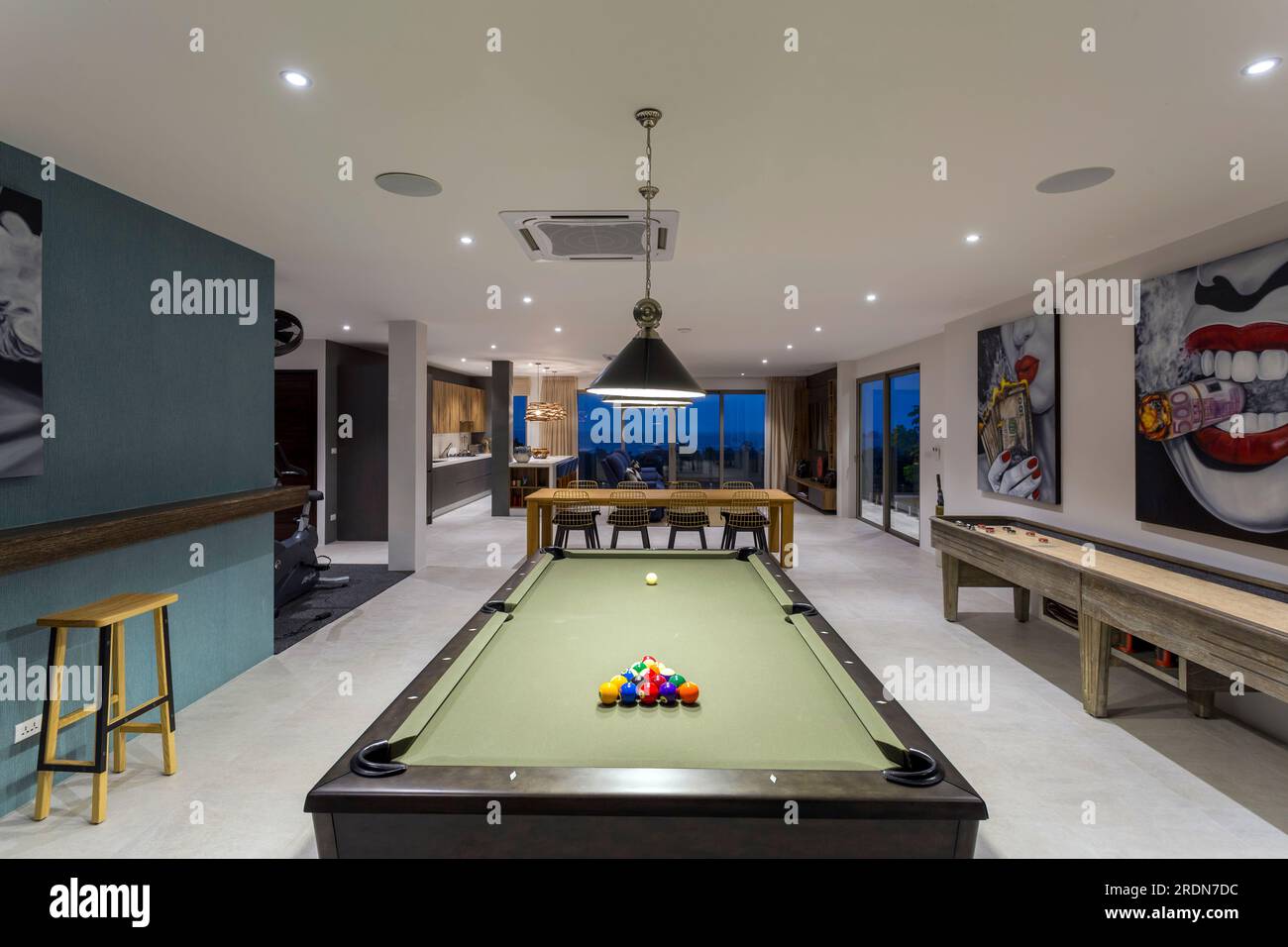 Koh Samui, Thailand - 19. Februar 2020: Ein Wohnraum für Freizeitspiele und ein Fitnessstudio im Untergeschoss einer Luxusvilla. Stockfoto