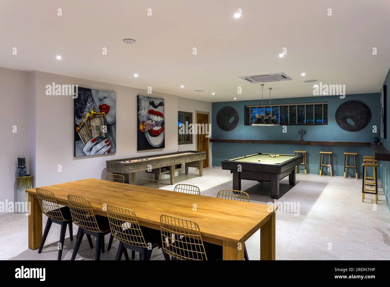 Koh Samui, Thailand - 19. Februar 2020: Ein Wohnraum für Freizeitspiele und ein Fitnessstudio im Untergeschoss einer Luxusvilla. Stockfoto